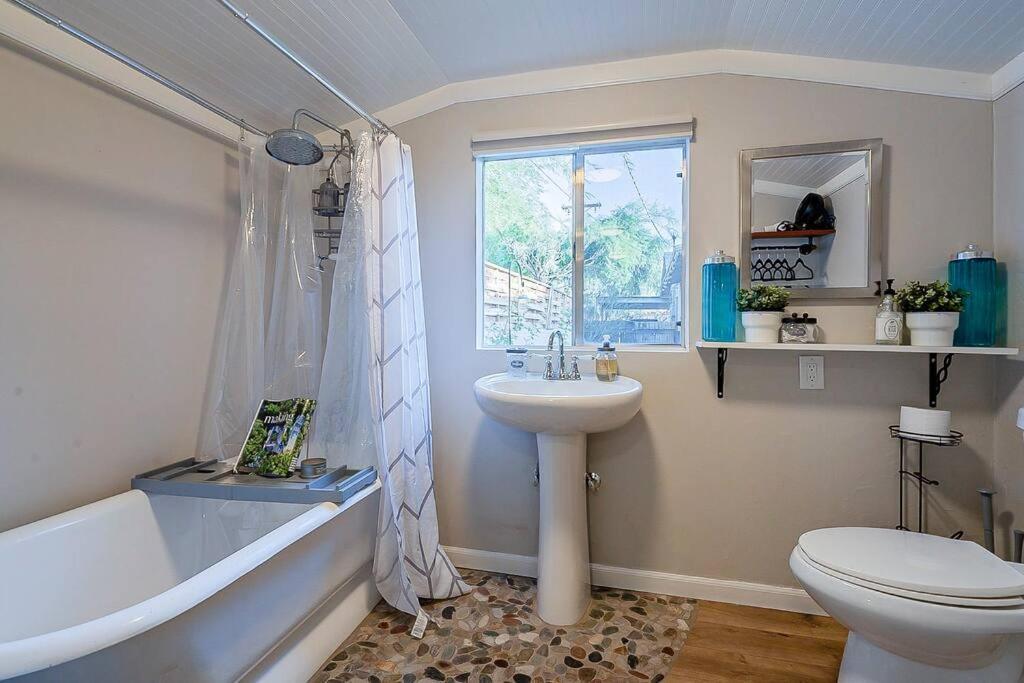 Cute Peaceful Tiny House Getaway W Backyard - Low Summer Rates! Tucson Ngoại thất bức ảnh