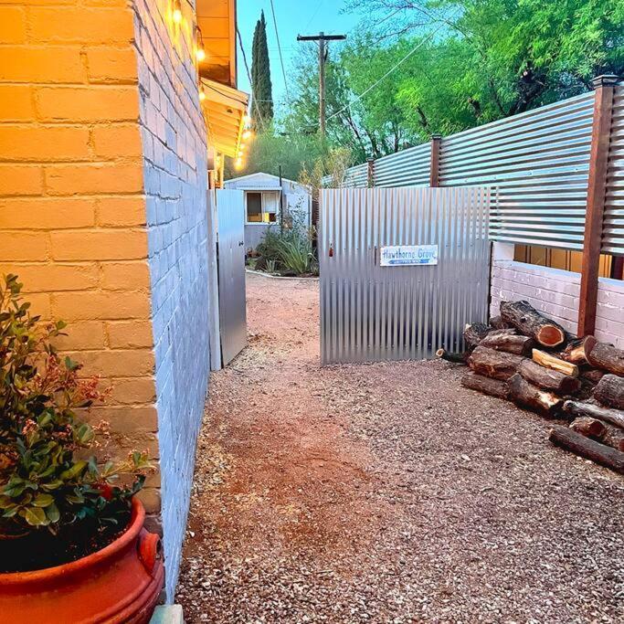 Cute Peaceful Tiny House Getaway W Backyard - Low Summer Rates! Tucson Ngoại thất bức ảnh